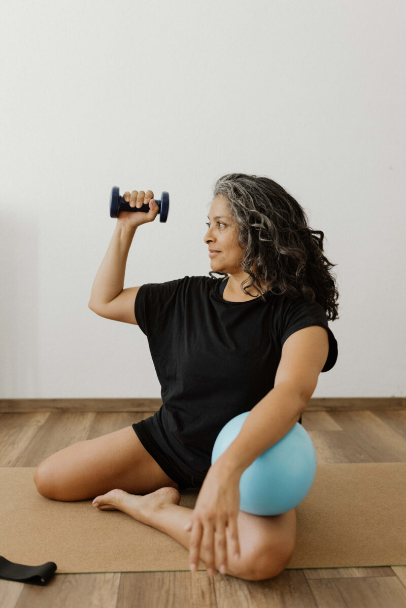 Pilates-in-Mannheim Pilates: Dayana Matus mit Kleingeräten und Matte beim Kraft-Pilates