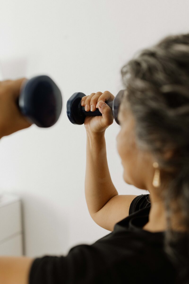 Kraft-Pilates mit kleinen Hanteln in Mannheim