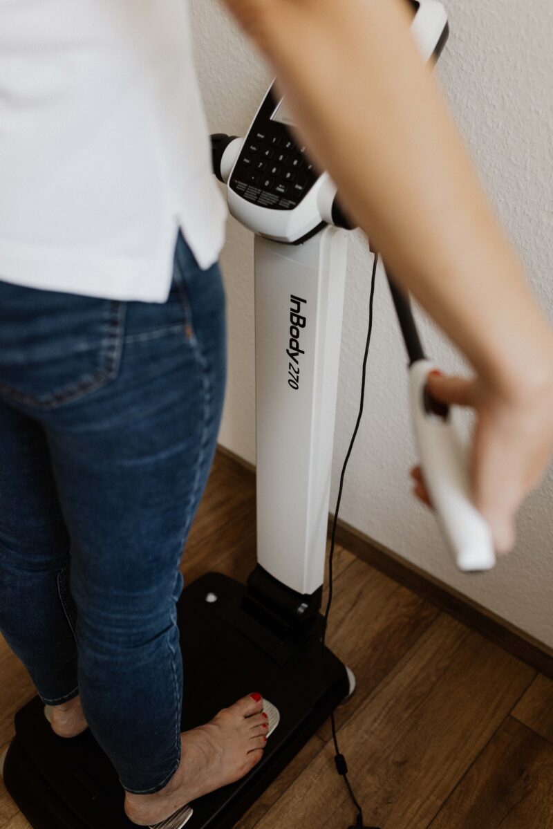 BIA-Messung-Mannheim Bio-Impedanzanalyse: Dayana Matus bei BIA-Messung mit Patientin