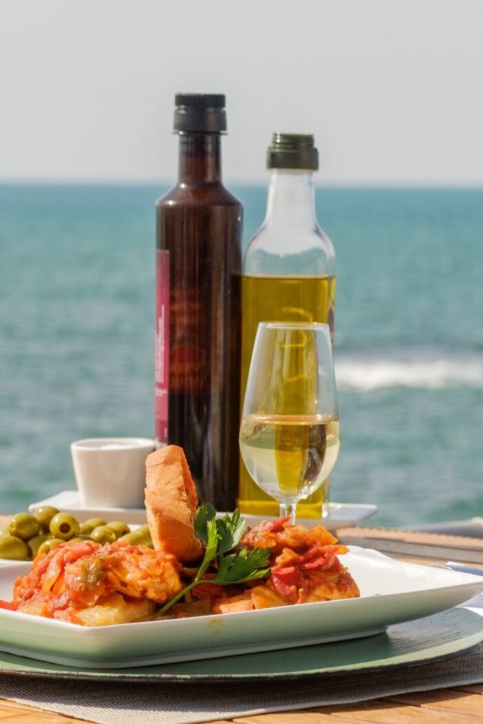 Die mediterrane Diät Mediterrane Ernährung: Fisch, Oliven und Olivenöl am Meer